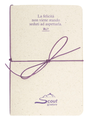 Taccuino scout con laccetto viola “La felicità non viene stando seduti ad aspettarla”